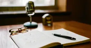 Suomalaisen true crime -podcastin lähdekritiikki 2026: miten erottaa faktat spekulaatiosta